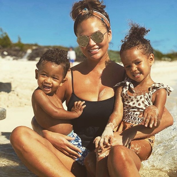 Chrissy Teigen e os filhos, Luna e Miles (Foto: Reprodução / Instagram)