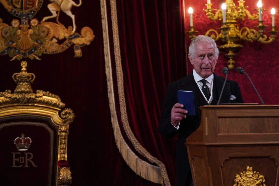 Charles III do Reino Unido discursa durante a cerimônia em que foi declarado rei, no Palácio de St. James, em Londres