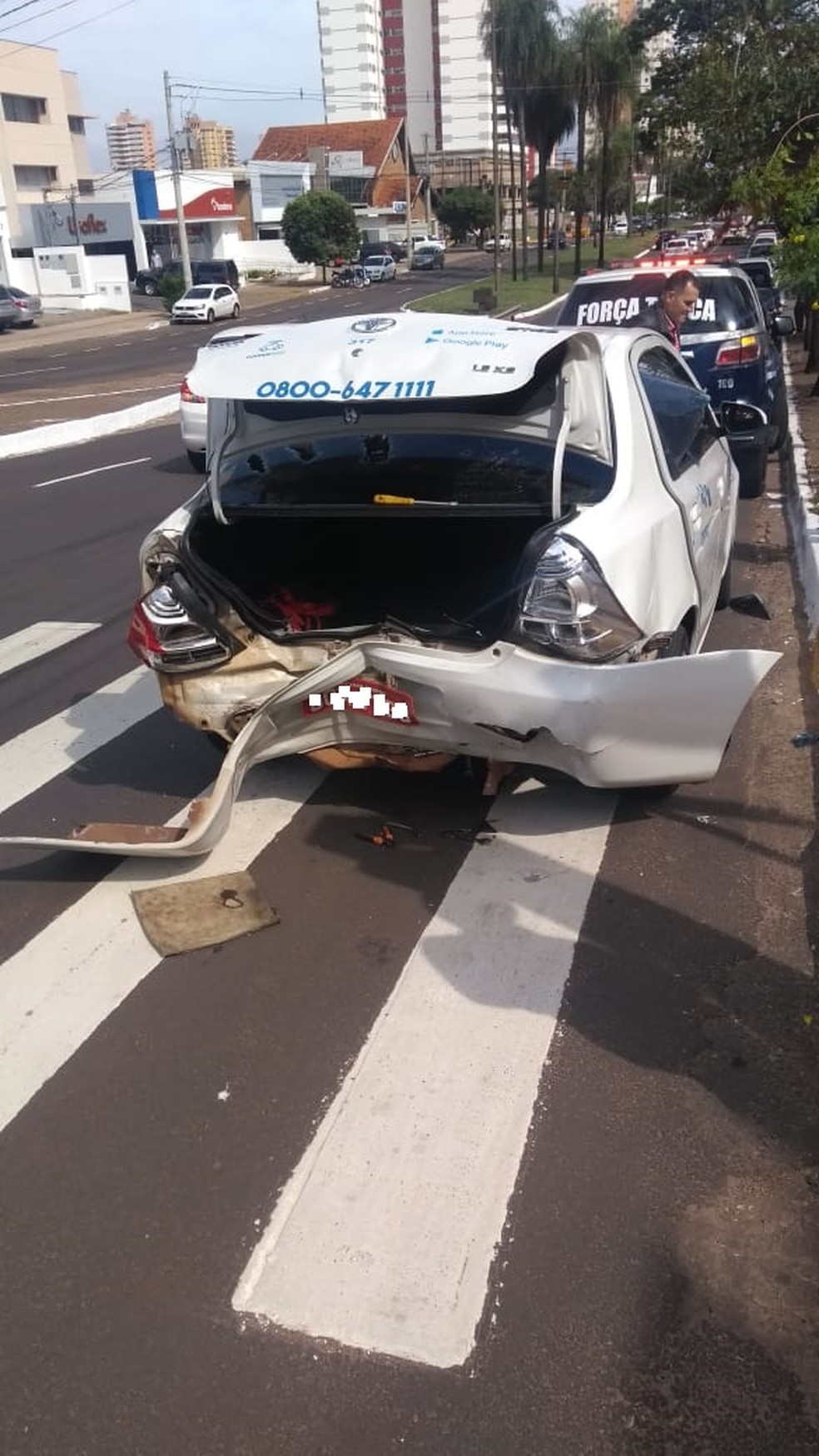 Taxi batido e quebrado pela mulher em MS, segundo a PM  — Foto: PM/Reprodução