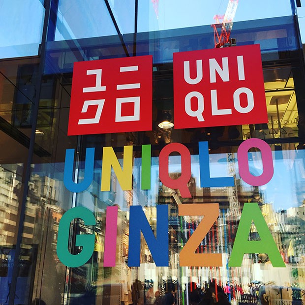 Uniqlo on the streets of Ginza in Tokyo  (Foto: SUZY MENKES/VOGUE)