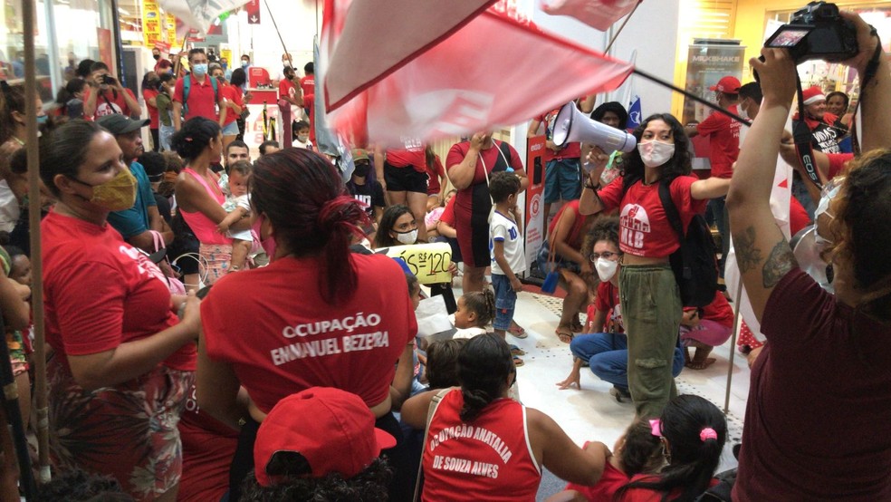 Manifestantes ocupam supermercado dentro de shopping na Zona Leste de Natal — Foto: Geraldo Jerônimo/Inter TV Cabugi