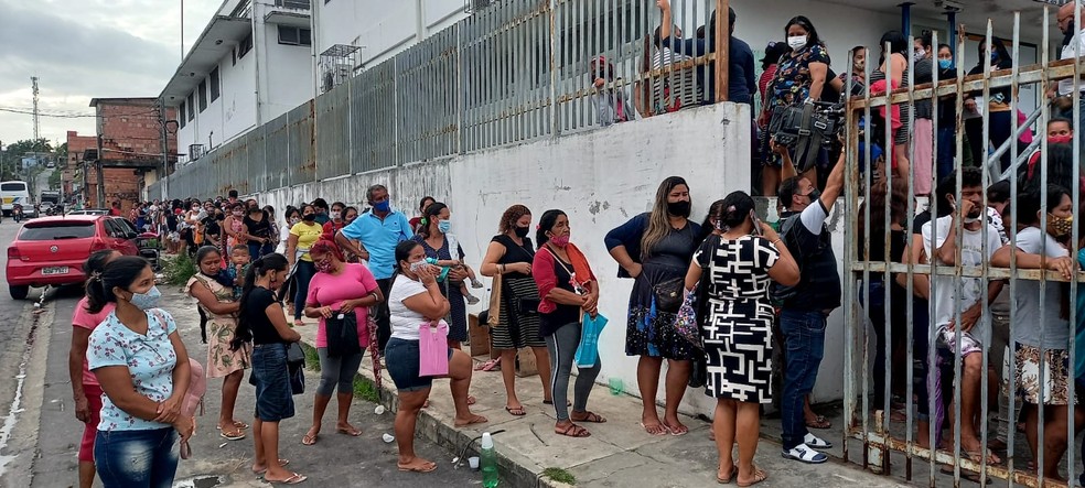 Multidão se aglomera para tentar atualizar CadÚnico em Manaus — Foto: Paulo Paixão/Rede Amazônica