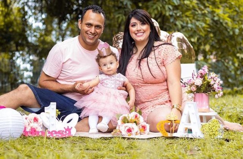 Família se emocionou ao ver evolução da filha que nasceu com hidrocefalia e paralisia cerebral — Foto: Reprodução/Redes Sociais