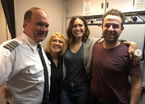 A atriz Mandy Moore na companhia dos pais e do marido no avião em que Donald Moore comandou seu último voo (Foto: Instagram)