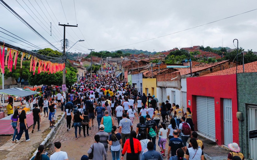 Subida ao horto reúne milhares de fiéis para pedir bênçãos aos pés da estátua de padre Cícero — Foto: Lanio Silva/Arquivo pessoal