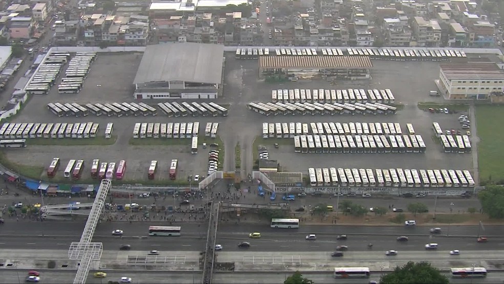 Cerca de 150 Ã´nibus estavam parados na garagem da empresa Real na manhÃ£ desta segunda (11) (Foto: ReproduÃ§Ã£o / TV Globo)