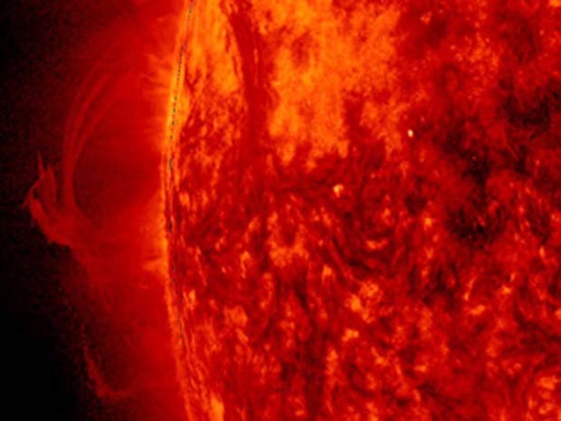 Imagem aproximada mostra fluxos de plasma em campo magnético do Sol (Foto: NASA/Solar Dynamics Observatory/Steele Hill)