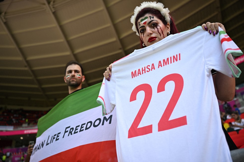 Uma torcedora do Irã é fotografada dentro do estádio antes da partida enquanto protestava — Foto: Dylan Martinez/REUTERS