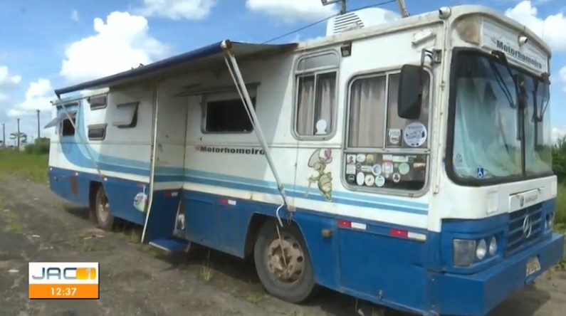 Casal que se conheceu pela web e mora sobre rodas há 10 anos chega ao Acre