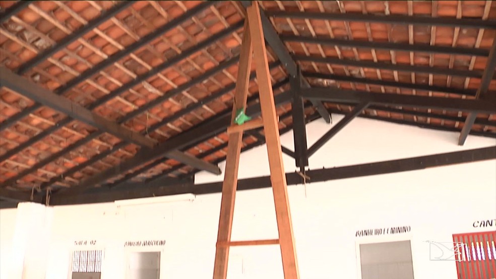 Improviso de madeira foi colocado no teto para impedir que teto desabe novamente. (Foto: Reprodução/TV Mirante)