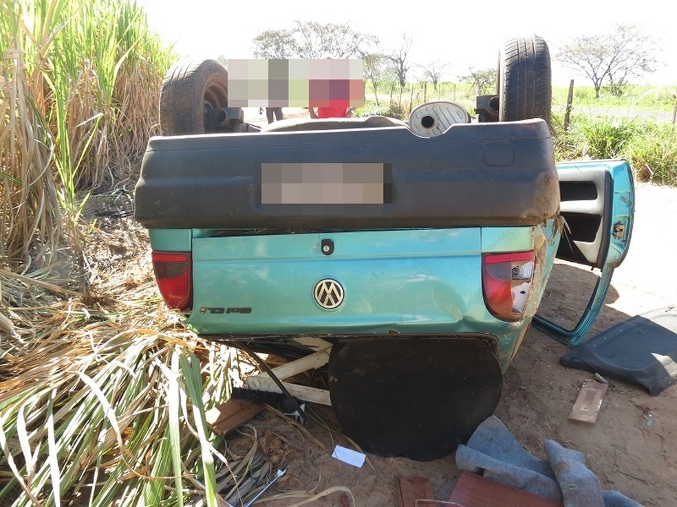 Veículo furtado foi encontrado capotado em Rodovia — Foto: Jorge Zanoni 