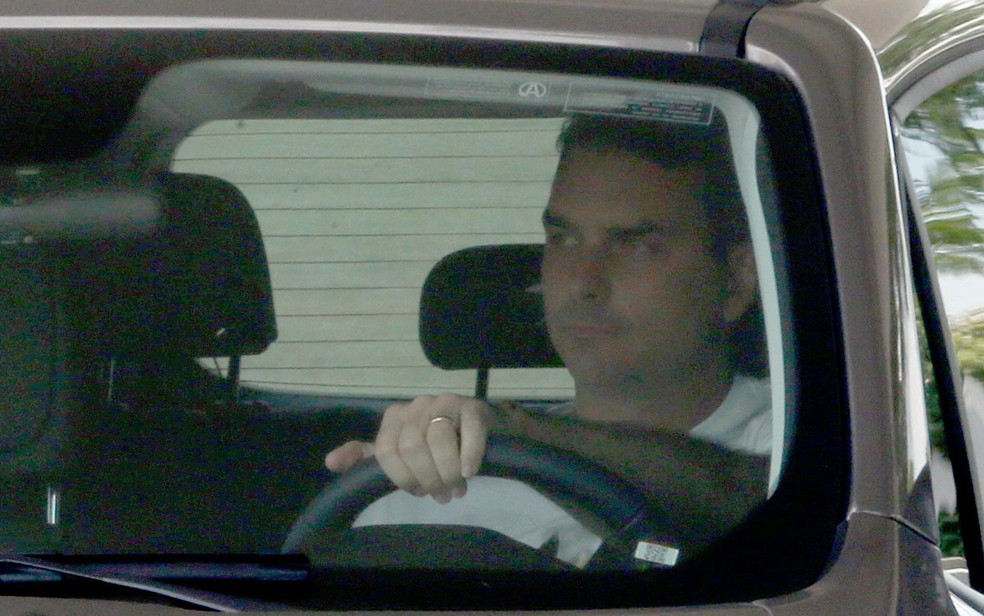 O deputado estadual e senador eleito FlÃ¡vio Bolsonaro (PSL-RJ) deixou na tarde deste sÃ¡bado (19) o PalÃ¡cio da Alvorada, apÃ³s visita ao pai, o presidente Jair Bolsonaro. â Foto: Ernesto Rodrigues/EstadÃ£o ConteÃºdo