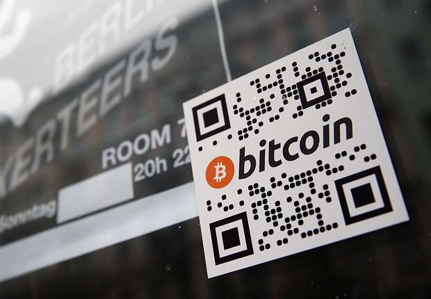 Sinal de Bitcoin em loja  (Foto: Sean Gallup/Getty Images)