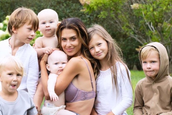 Hilaria Baldwin com os seis filhos que ela divide com Alec Baldwin (Foto: Reprodução / Instagram)