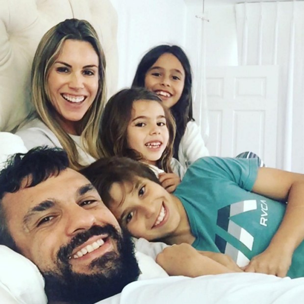 Barbudo, Vitor Belfort posa com Joana Prado e filhos - Quem | QUEM News