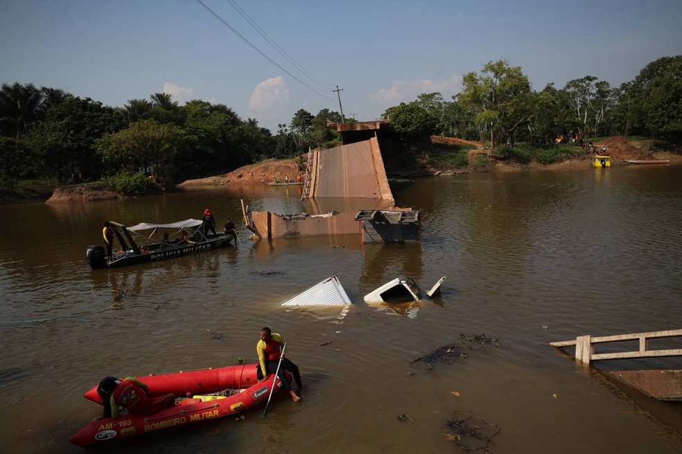 Buscas por desaparecidos após queda de ponte na BR-319, no Amazonas — Foto: Corpo de Bombeiros do Amazonas