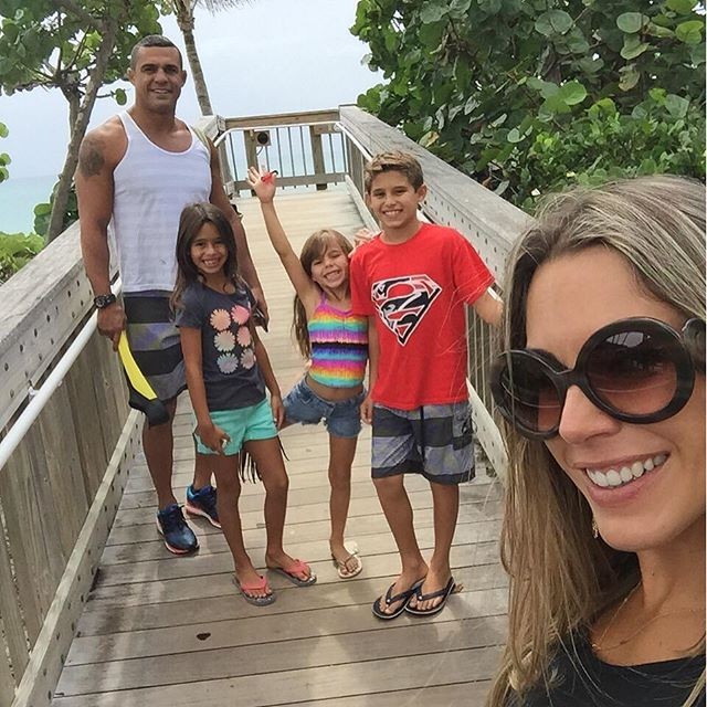 Família feliz! Vitor Belfort posa ao lado de Joana Prado e filhos ...