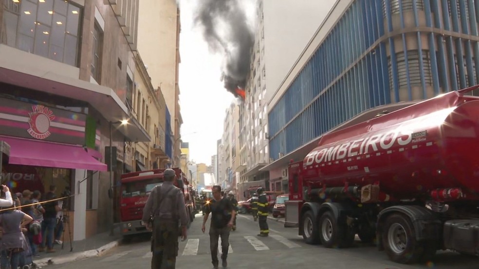 Prédio de dez andares volta a pegar fogo no Centro de São Paulo — Foto: Reprodução/TV Globo