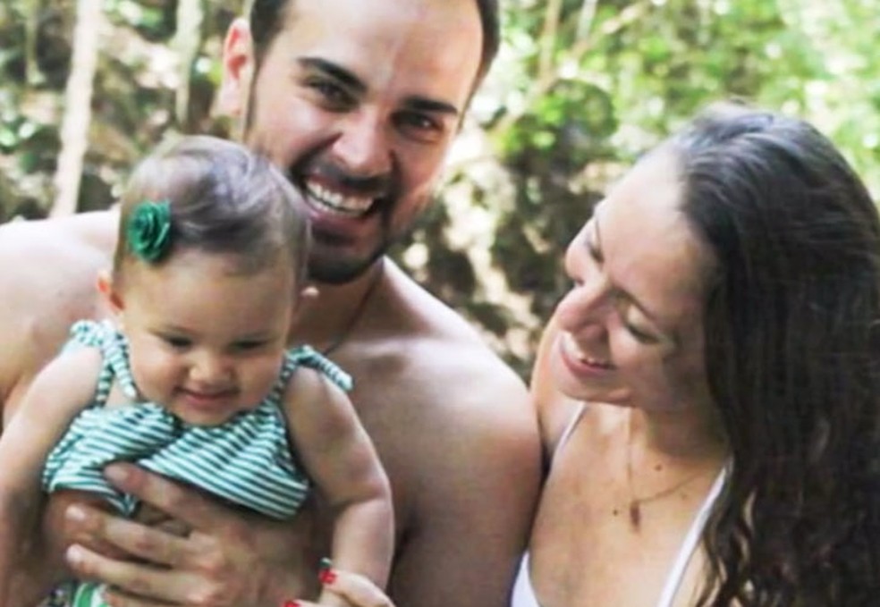 Mel com a filha e o amigo que se doou o sêmen para a inseminação caseira — Foto: Reprodução/TV Bahia