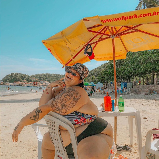 Em praia, Thais Carla desabafa (Foto: Reprodução Instagram)