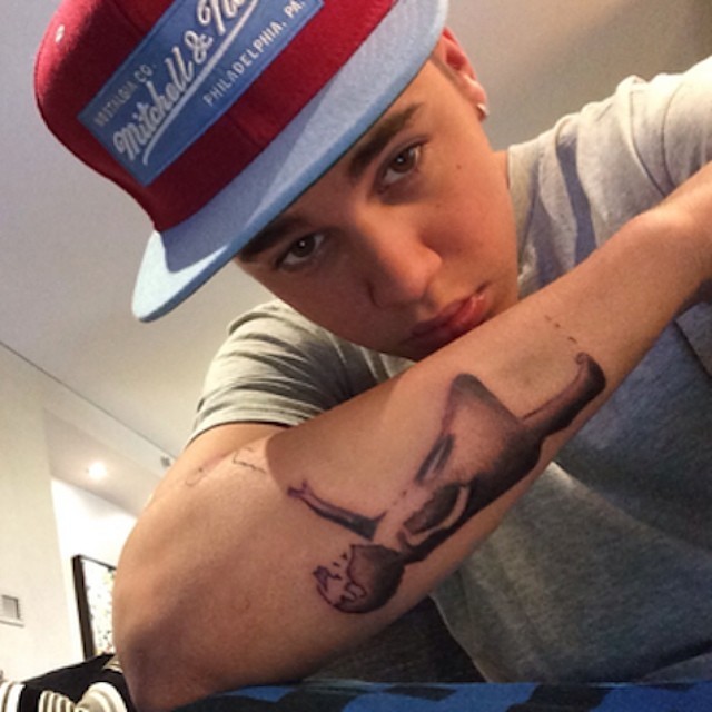 Bieber exibe tatuagem inspirada em obra de Banksy. (Foto: Facebook)
