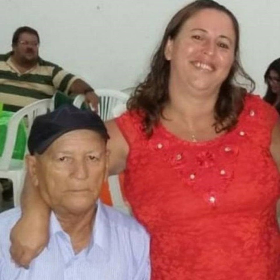 Roseane Pinto da Silva e seu pai, Isaias, que morreu de covid-19 há pouco mais de um mês — Foto: Arquivo pessoal