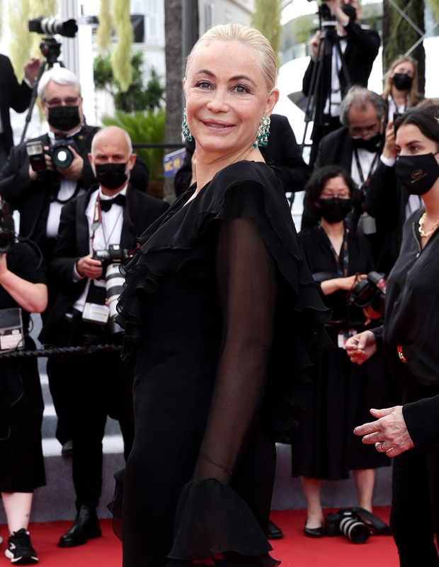 CANNES, FRANCE - JULY 16: Emmanuelle Béart attends the "Les Intranquilles (The Restless)" screening during the 74th annual Cannes Film Festival on July 16, 2021 in Cannes, France. (Photo by Vittorio Zunino Celotto/Getty Images for Kering) (Foto: Getty Images for Kering)