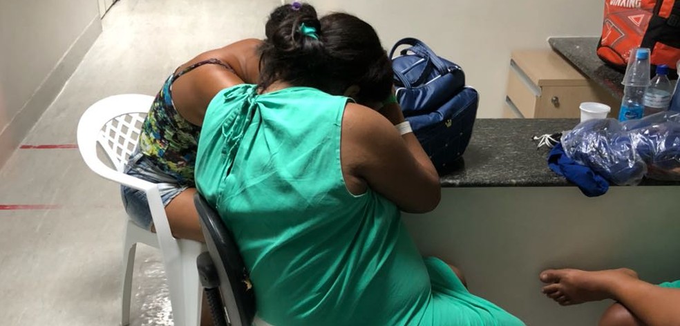 Pacientes cochilam encostadas a uma mesa no Cisam, na Encruzilhada, no Recife (Foto: ReproduÃ§Ã£o/WhatsApp)