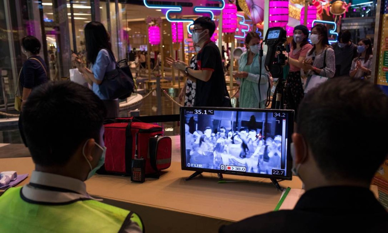 As temperaturas de clientes de um shopping na Tailândia são monitoradas na tentativa de conter a disseminação do coronavírus, em janeiro de 2020  — Foto: AMANDA MUSTARD / The New York Times