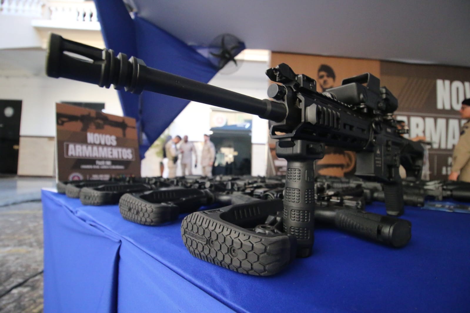 Quase 600 fuzis são entregues para Polícia Militar da Bahia; pistolas também serão distribuídas
