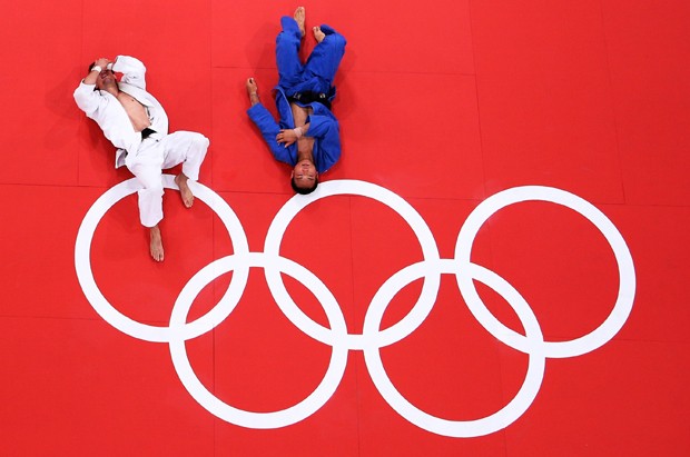 O polonês Pawel Zagrodnik enfrenta o japonês Masashi Ebinuma nos Jogos Olímpicos de Londres em 2012 (Foto: Getty Images)
