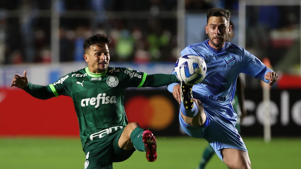 Artur disputa bola durante a partida entre Palmeiras e Bolívar — Foto: Cesar Greco