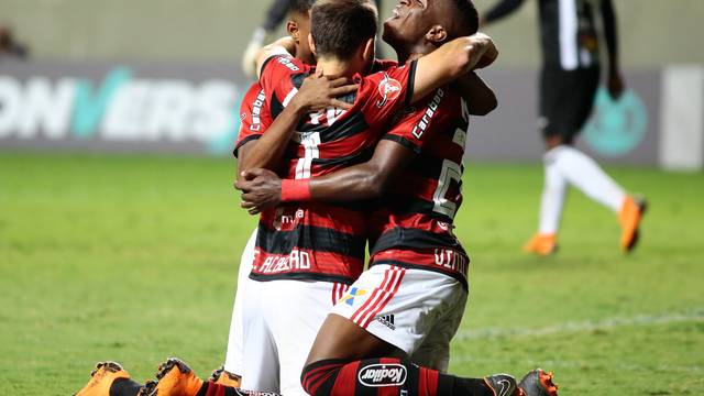 Éverton Ribeiro e Vinícius Júnior decidem jogo para o Flamengo