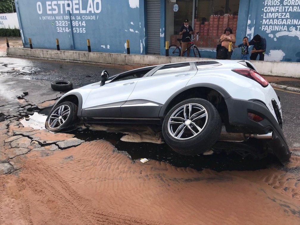 Carro afundou dentro de buraco aberto em avenida na Zona Norte de Natal — Foto: Geraldo Jerônimo/Inter TV Cabugi