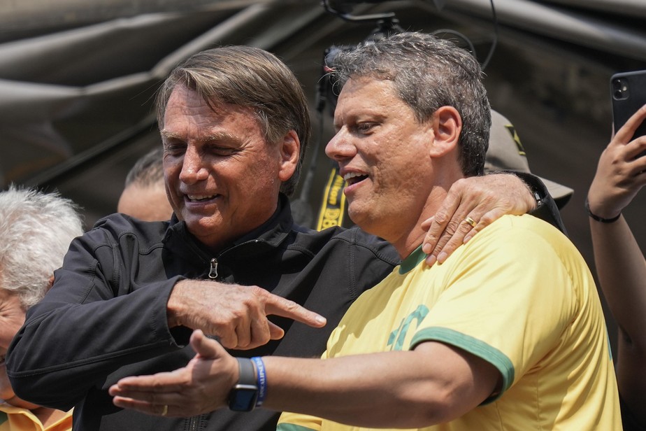 Bolsonaro diz que Tarcísio ‘comete deslizes porque é novato na política’