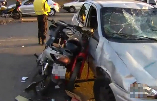 SMT diz que colisão ocorreu após motorista de carro fazer conversão irregular, em Goiás (Foto: Reprodução/TV Anhanguera)