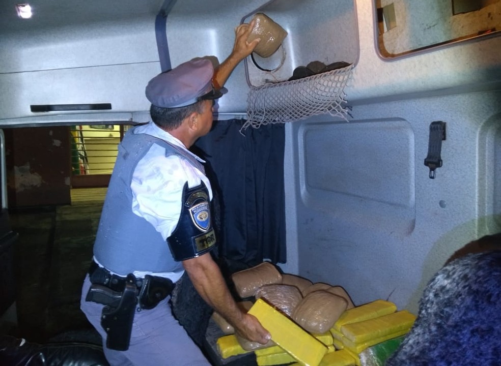 Drogas foram apreendidas em Mirante do Paranapanema (Foto: Polícia Rodoviária/Cedida)