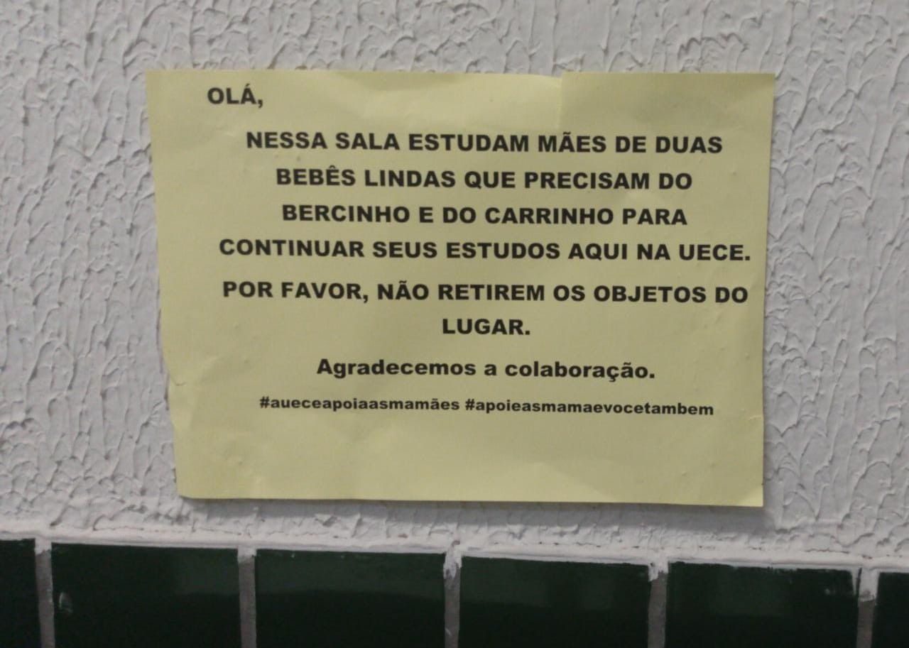 Na Universidade Estadual do Ceará, um berço e um carrinho dividem o espaço com as carteiras escolares (Foto: Divulgação)