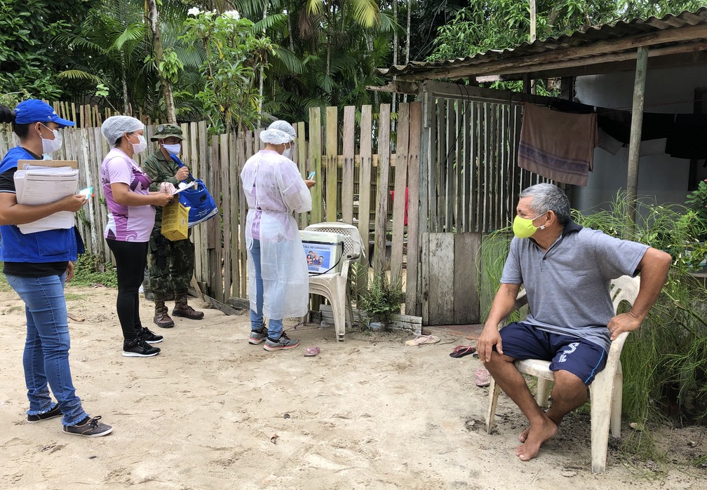 Idoso é vacinado em casa, na zona rural de Manaus.  — Foto: Matheus Castro/G1