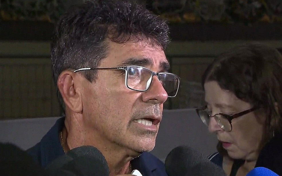Pai de Gabriel Diniz, Cizinato Diniz, no vel&oacute;rio do filho, em Jo&atilde;o Pessoa &mdash; Foto: Reprodu&ccedil;&atilde;o/TV Globo