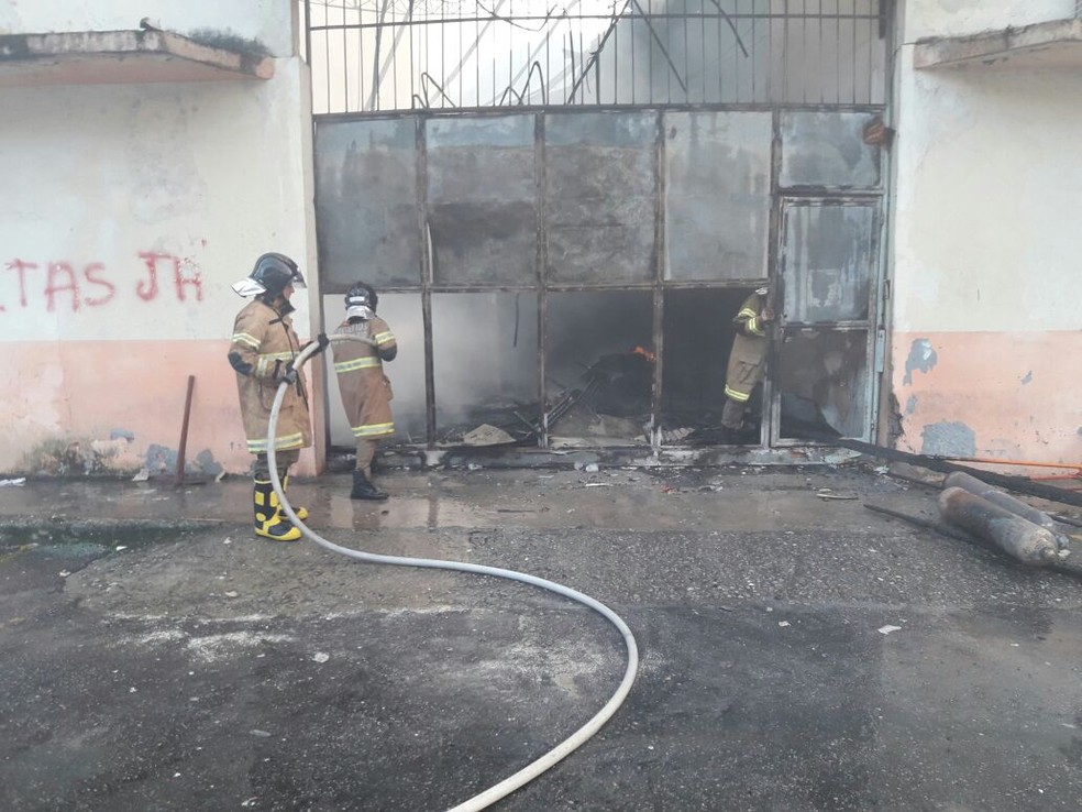Incêndio atinge depósito da Secretaria de Saúde de Angra e destrói estoque de insumos (Foto: Prefeitura de Angra dos Reis/Divulgação)