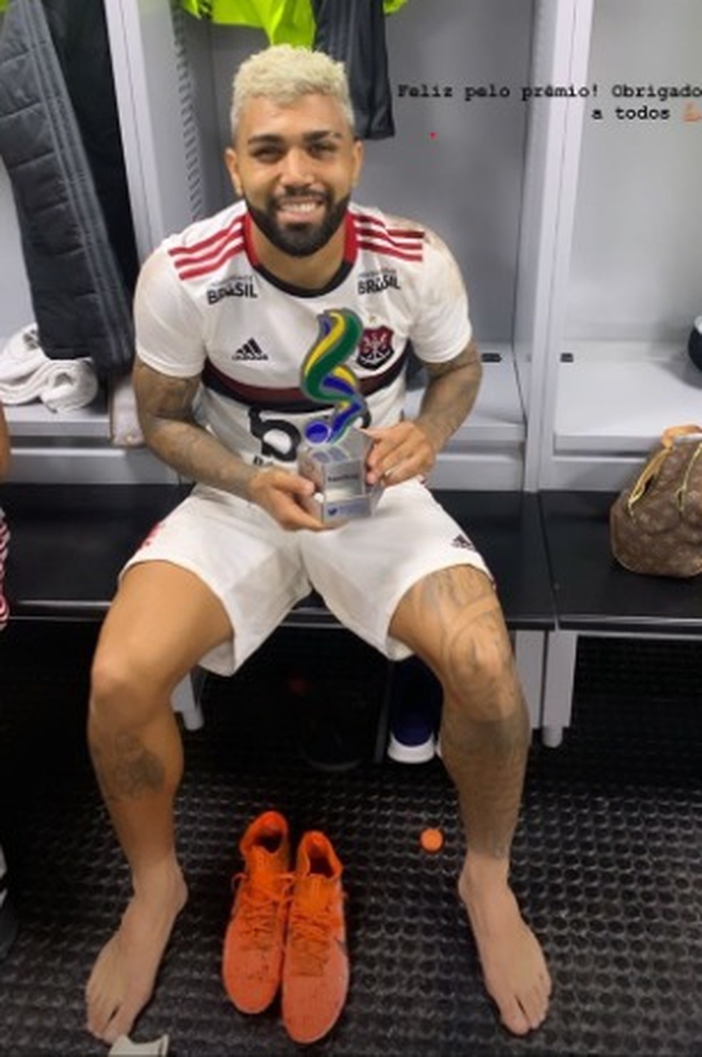 Gabigol foi eleito por internautas o craque do jogo contra o Athletico-PR e comemorou &mdash; Foto: Reprodu&ccedil;&atilde;o