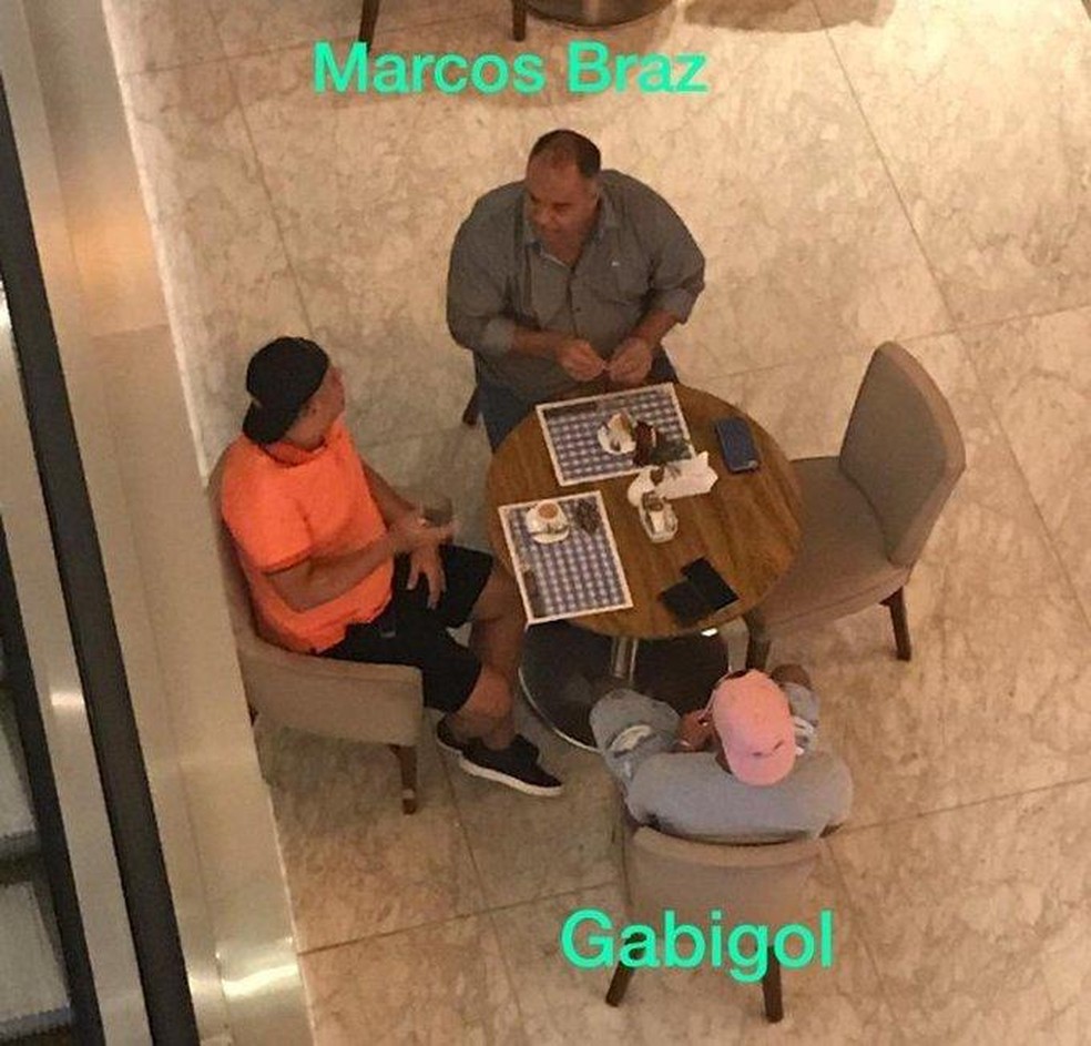 Marcos Braz e Gabigol se reúnem em cafeteria na Barra, Zona Oeste do Rio de Janeiro — Foto: Reprodução