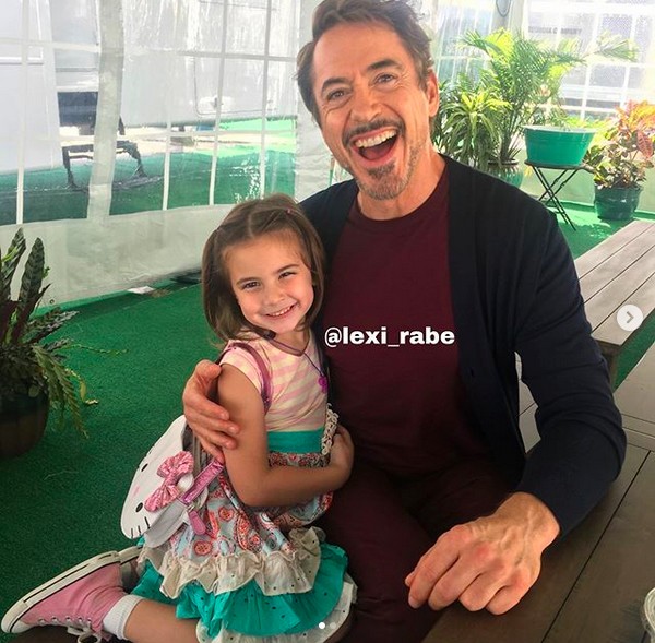 A atriz Lexi Rabe com o ator Robert Downey Jr nos bastidores de Vingadores: Ultimato (2019) (Foto: Instagram)