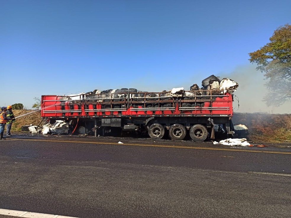 Carga de algodão transportada em carreta pegou fogo em Martinópolis — Foto: Defesa Civil
