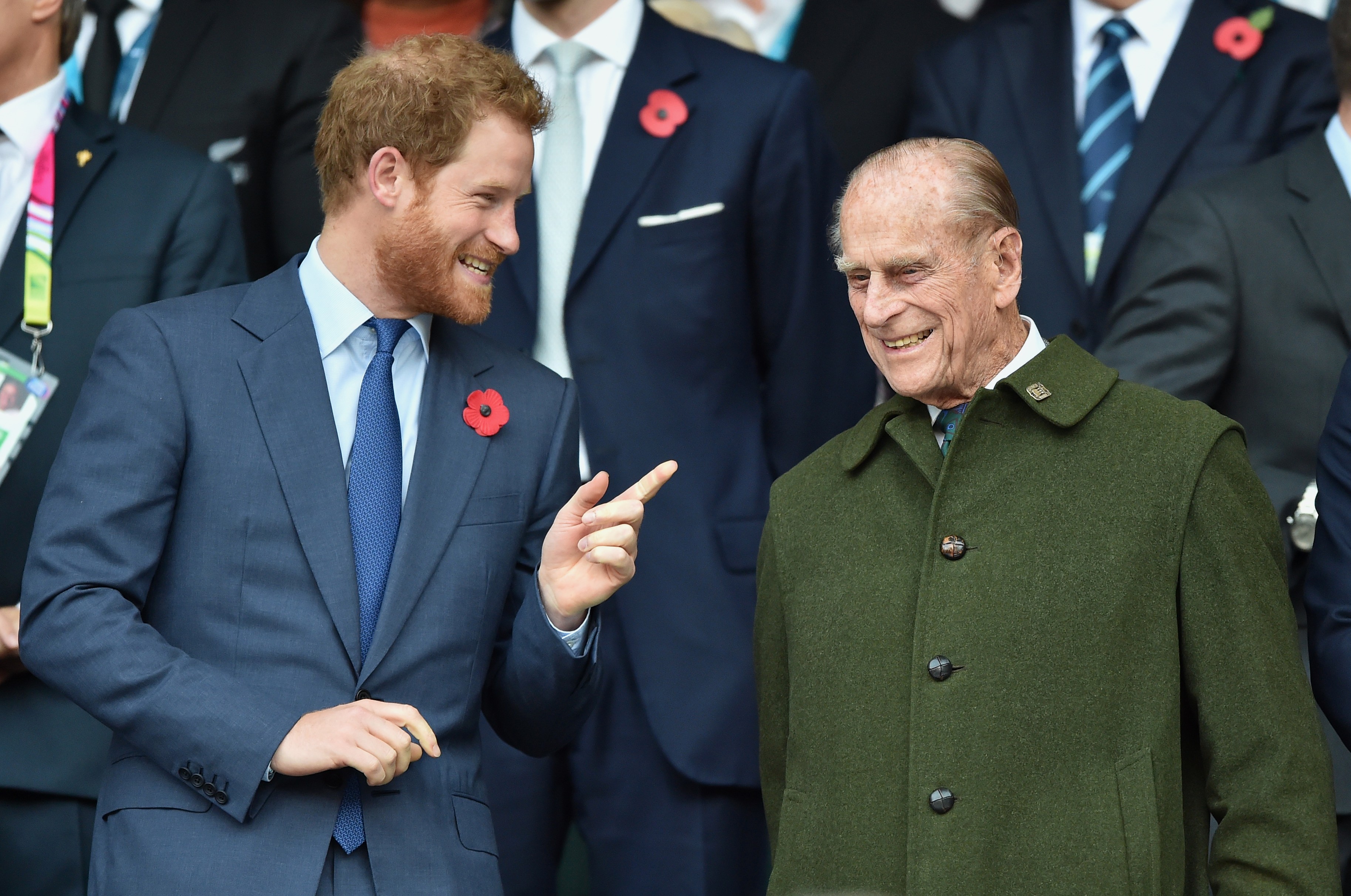 O Príncipe Harry com o avô, Príncipe Philip, marido da Rainha Elizabeth 2ª, na final da Copa do Mundo de Rugby de 2015, entre Nova Zelândia e Austrália (Foto: Getty Images)