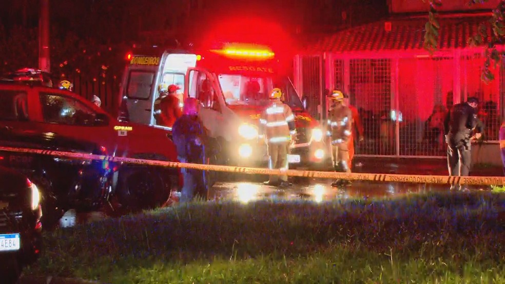 Dois adolescentes e uma criança morrem depois de atingidos por fio de alta tensão, no DF  — Foto: TV Globo/Reprodução