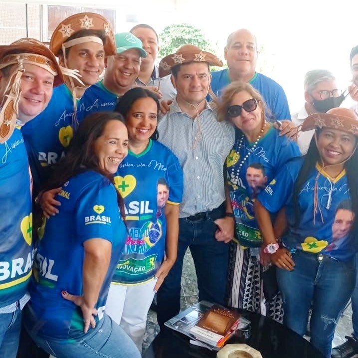 Moro posa com chapéu de couro nordestino em encontro com apoiadores em Recife