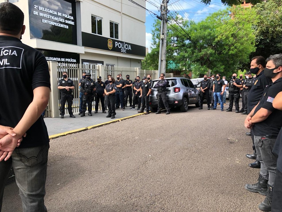 Em frente à Deic, em Presidente Prudente, policiais civis se reuniram na tarde deste sábado (5) para uma homenagem a Renato Bianchi, que foi assassinado por um colega de trabalho — Foto: Marcelo Pereira/TV Fronteira