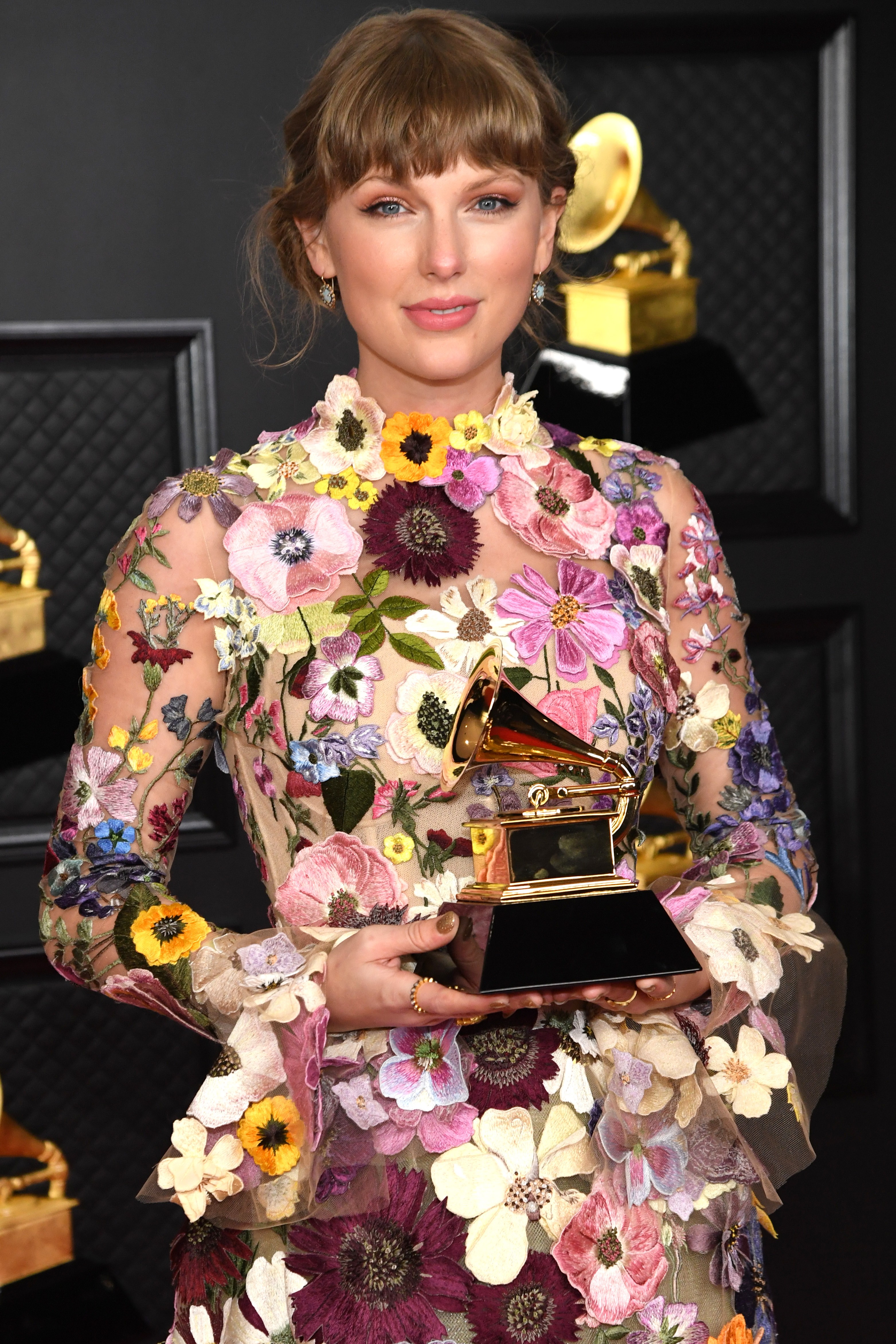 LOS ANGELES, CALIFORNIA - MARCH 14: Taylor Swift, winner of the Album of the Year award for ‘Folklore,’ poses in the media room during the 63rd Annual GRAMMY Awards at Los Angeles Convention Center on March 14, 2021 in Los Angeles, California. (Photo by K (Foto: Getty Images for The Recording A)